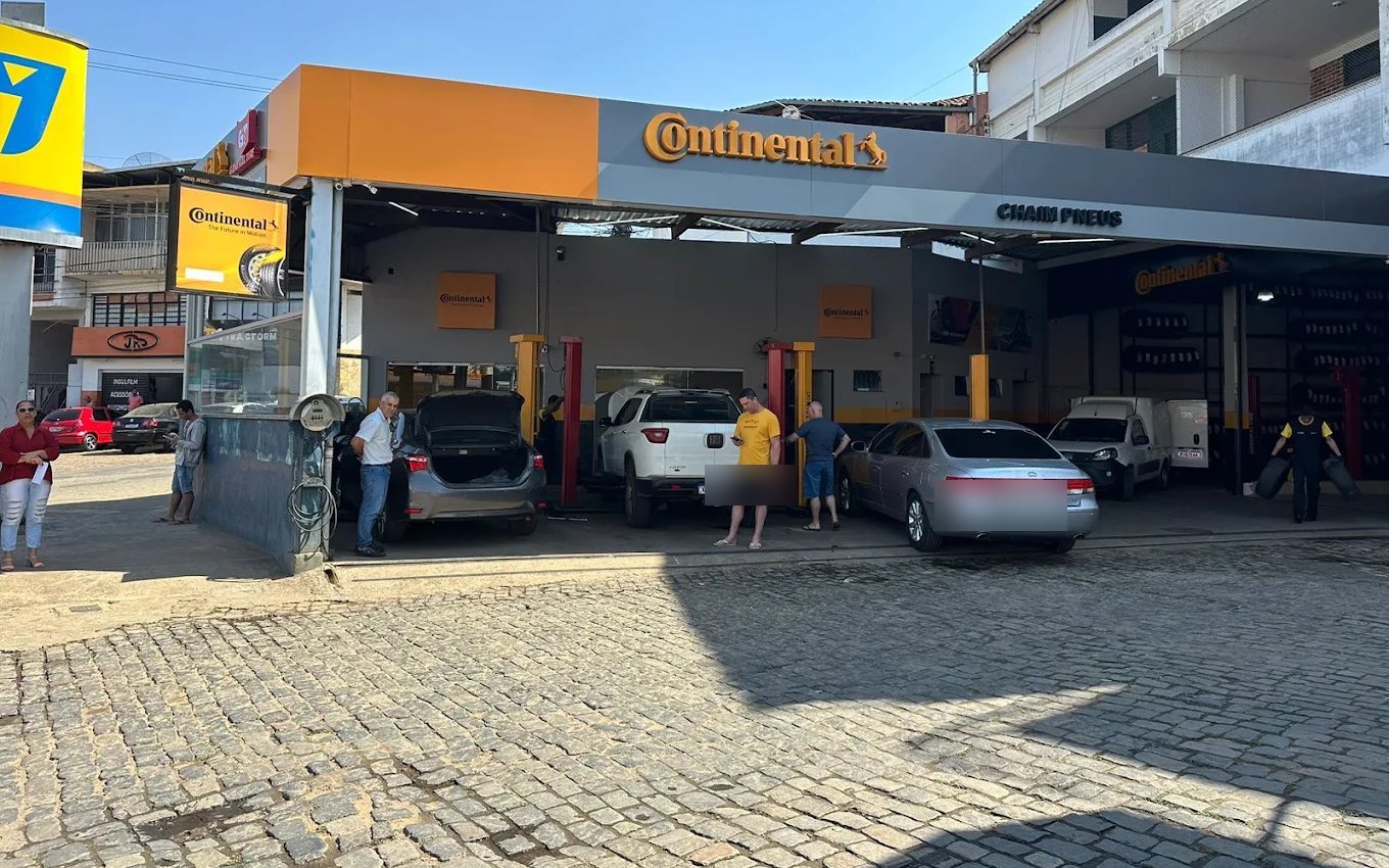 Pátio de serviço da Chaim Pneus Muriaé